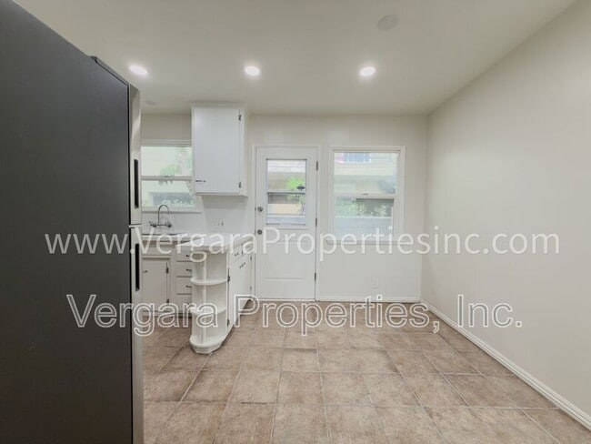 Building Photo - 611 Amapola Ave