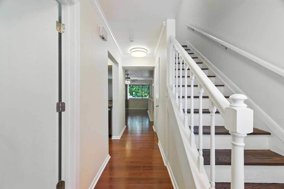 Building Photo - 233 Mill Point Dr