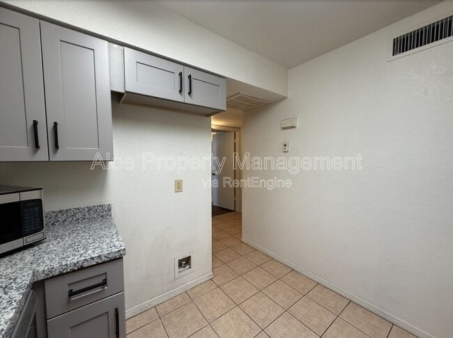 Building Photo - 1015 N Iowa St