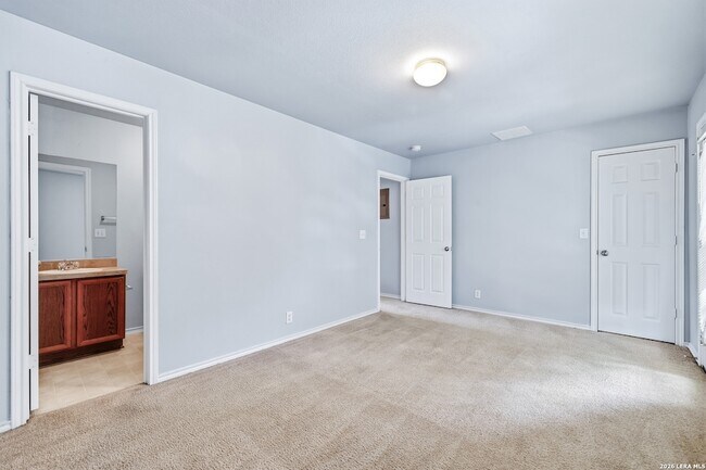 Building Photo - 10302 Lateleaf Oak