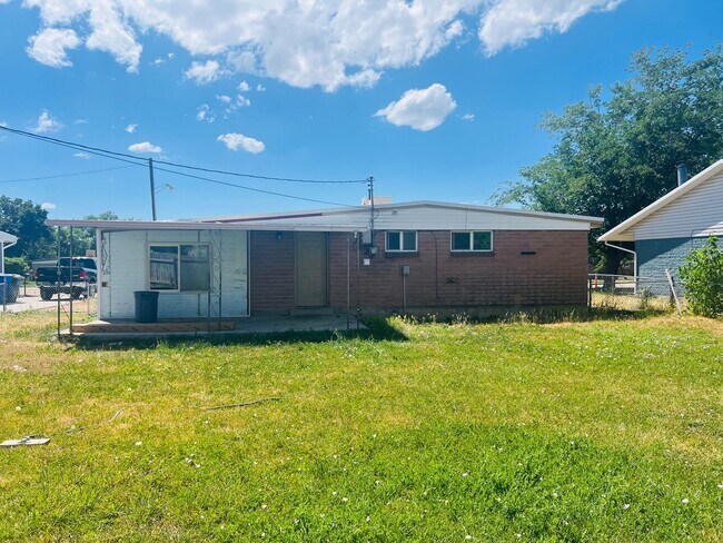 Building Photo - Newly remodeled home, new flooring and paint throughout