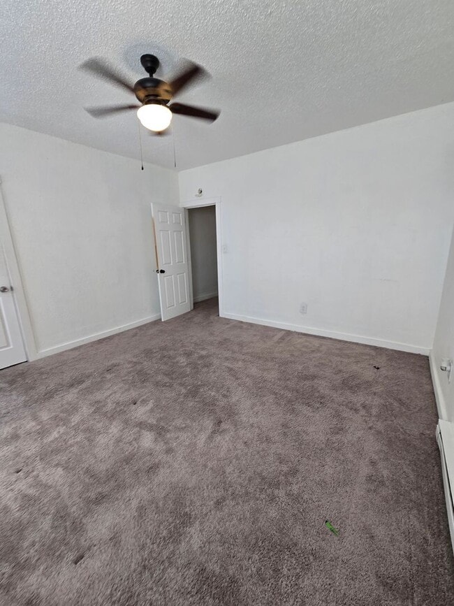 Building Photo - Three Bedroom Duplex located Near Washingt...