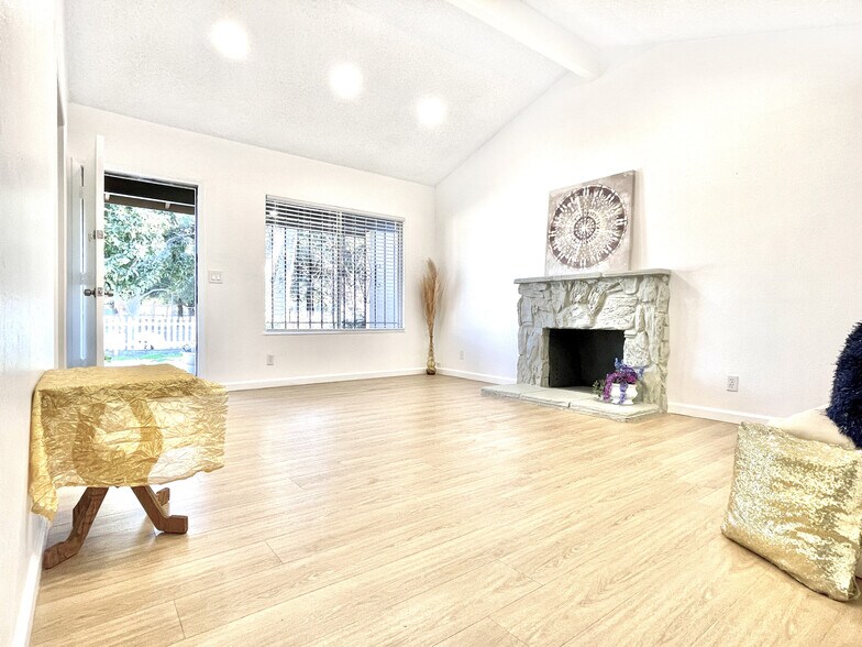 Building Photo - 2365 Fallingtree Dr