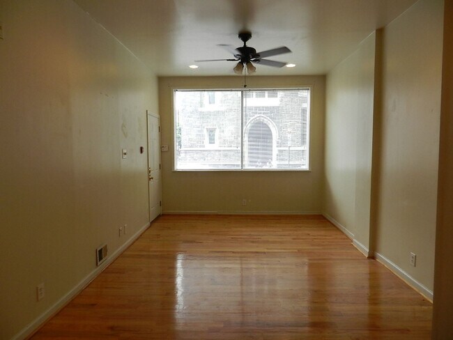 Building Photo - Beautiful 1 BR w/ in unit WASHER / DRYER a...
