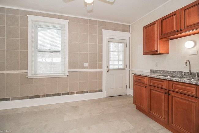 Building Photo - 1312 W 91st St