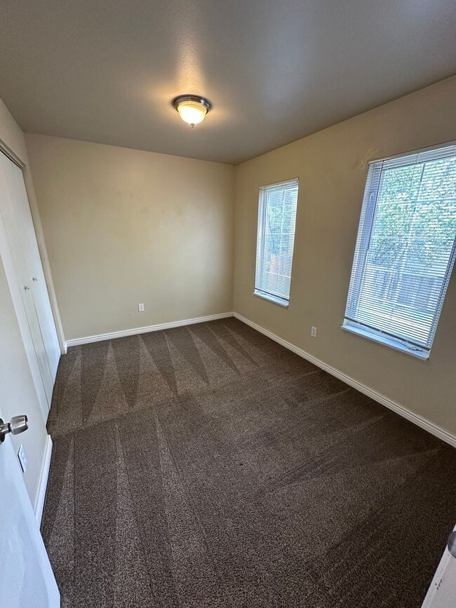 Building Photo - 3 BEDROOM, 2 BATHROOM TOWNHOUSE WITH 1 CAR...