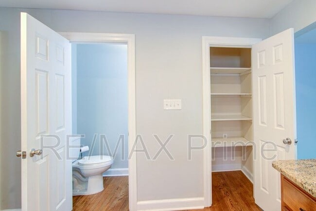 Building Photo - 1229 Llewellyn Ave