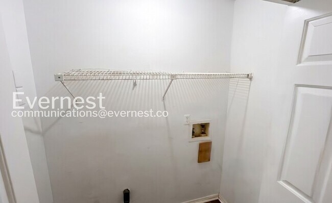 Building Photo - 3392 Shadowlawn Dr