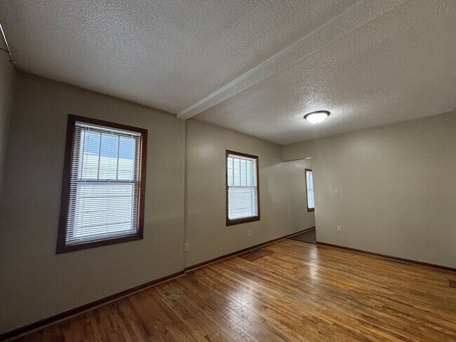 Building Photo - Single Family Home located south of Como Park! Apply TODAY!