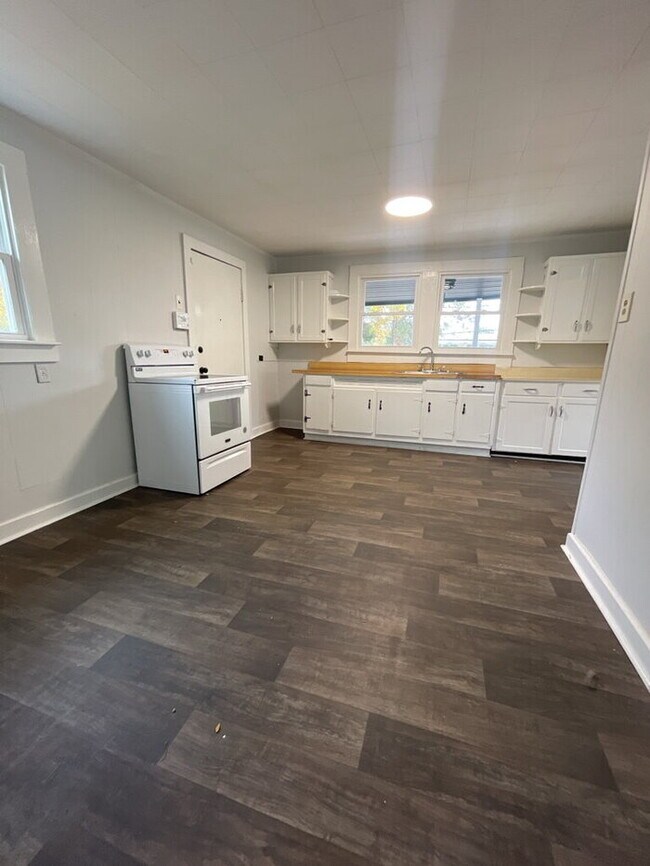 Building Photo - Charming 2-Bedroom Oasis with Full Bath in Pelzer's Heart!