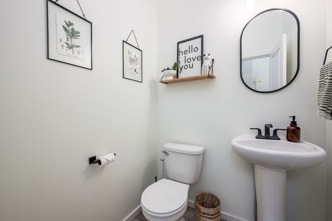 Building Photo - Freshly Updated 3Bed Home: Community Pool ...