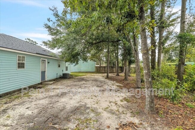 Building Photo - 215 Laurelwood Dr