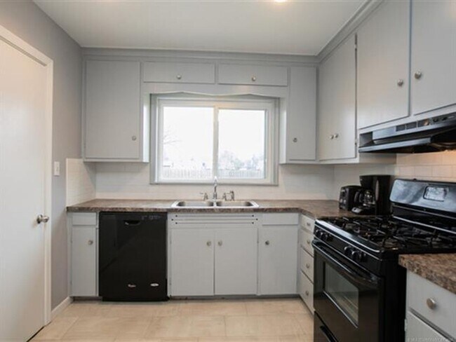 Building Photo - Brookside Bungalow!