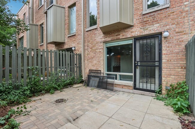 Building Photo - 106 Frank Lloyd Wright Ln