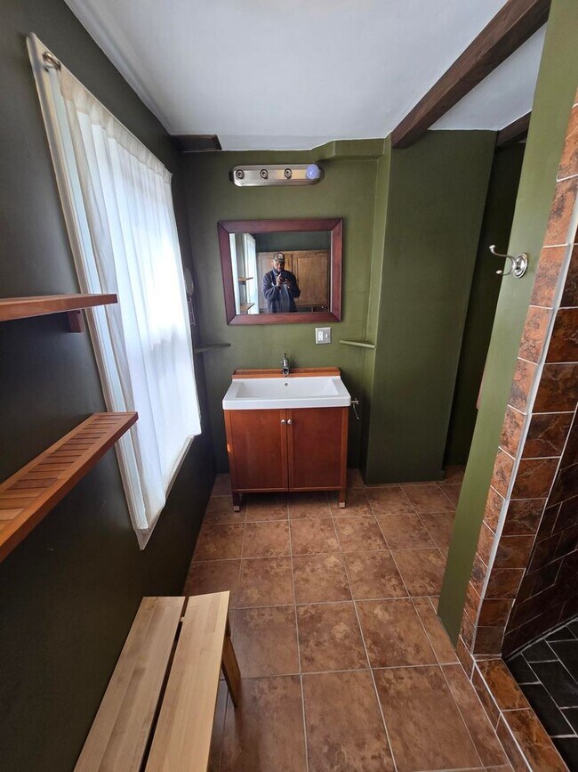 Building Photo - Beautiful 2 Bedroom 1.5 Bathrooms Patterson Park