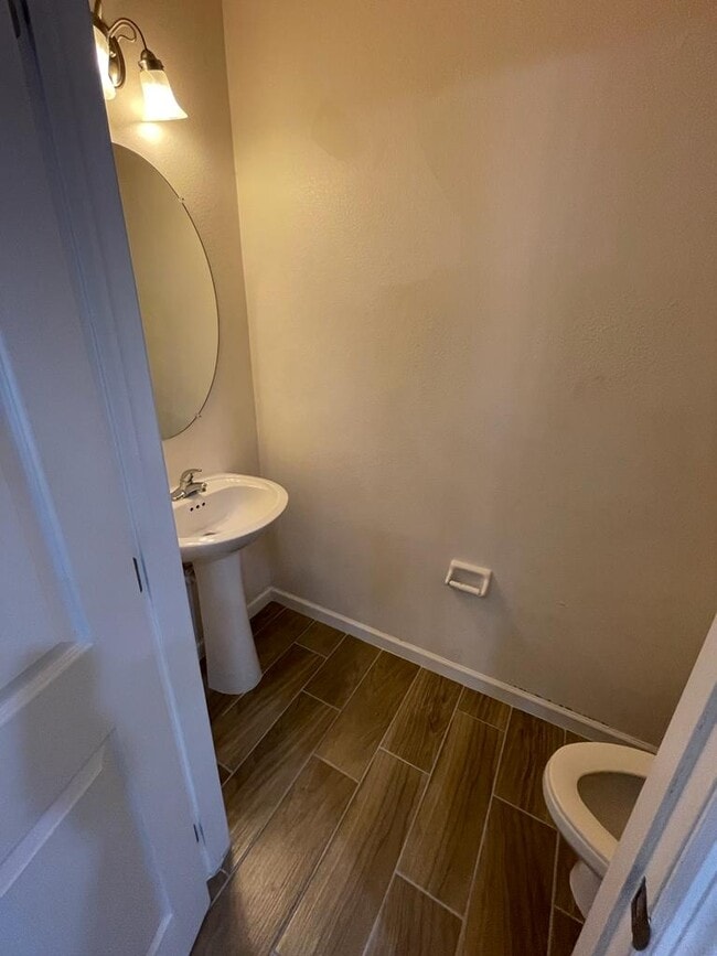 Building Photo - 1438 Chelsea Dr