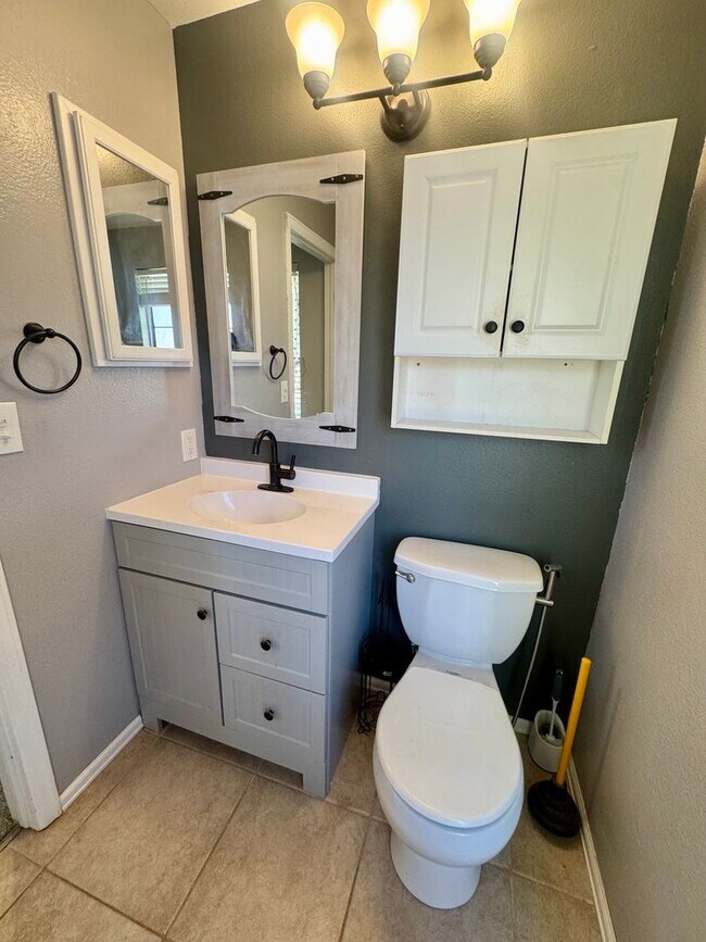 Building Photo - 4 Bedroom home in Stunning Rockrimmon