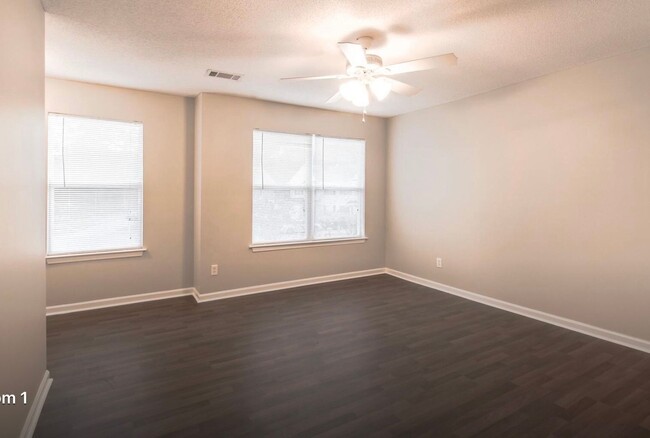 Building Photo - 3 Bedroom 2.5 Bath Crestview Townhome!