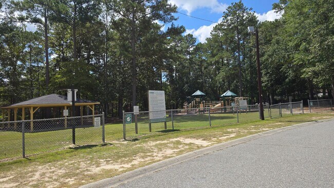 Building Photo - 614 Summerhill Dr