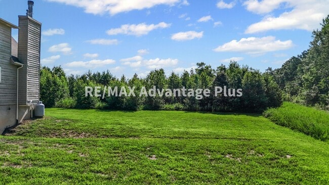 Building Photo - Picturesque 3-Bedroom Home with Cathedral ...