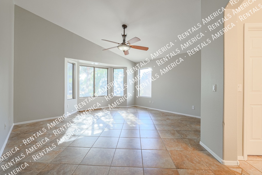 Building Photo - 703 W Canary Way