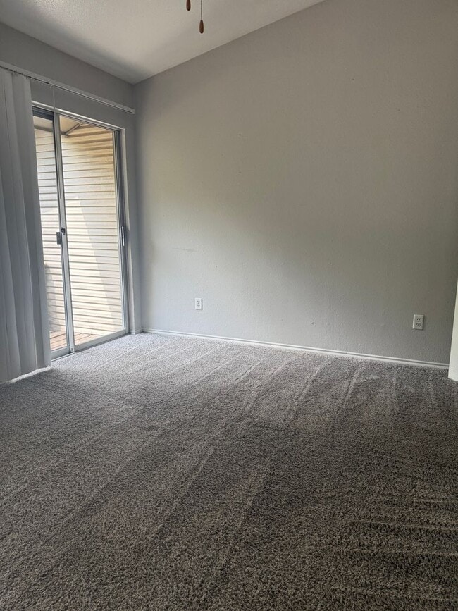 Building Photo - River Crossing - Near Downtown - 2BD /2.5BA - Townhome - Yard - Pet Friendly