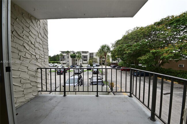 Building Photo - 6900 N Kendall Dr