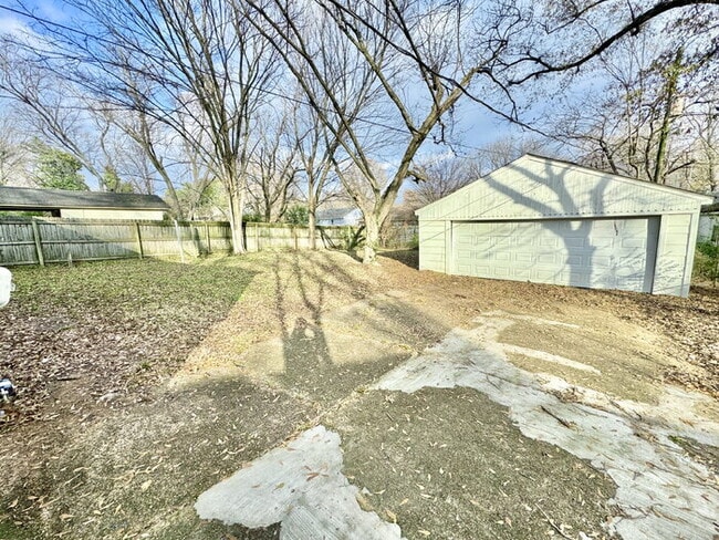 Building Photo - 3462 Mark Twain St