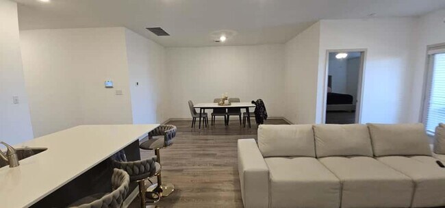 Building Photo - 223 Sweetwater Crk Ln