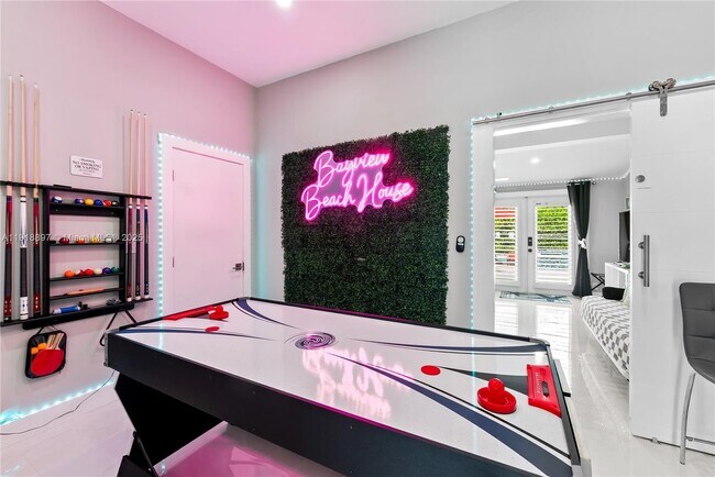 Building Photo - 2600 NE 15th St