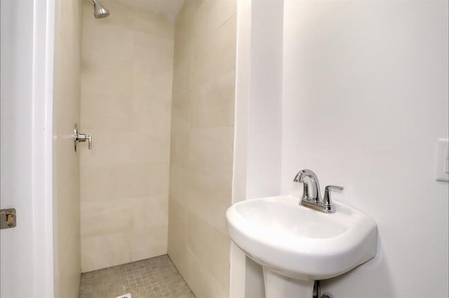 Building Photo - 517 Willow Ave