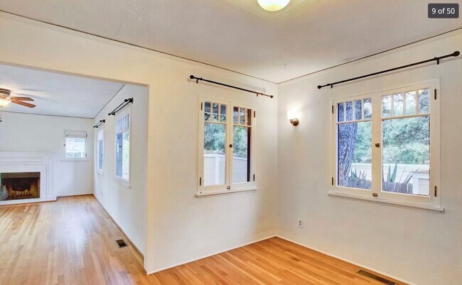 Building Photo - Charming 3 bed / 2 bath Home Across from Oak Park!