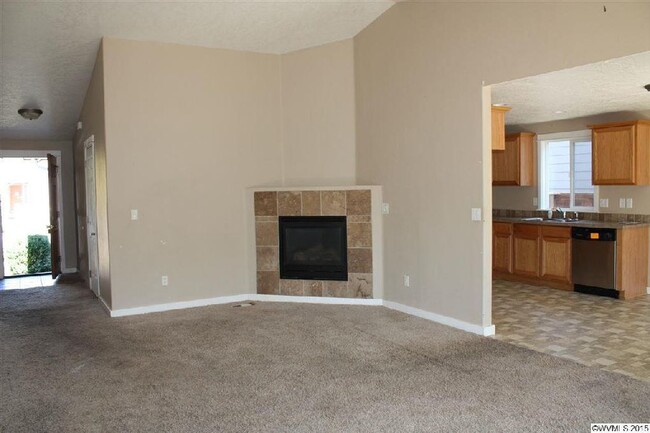 Building Photo - 3 bed/2 bath in Clover Ridge with AC, fenc...