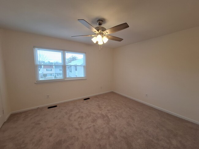 Building Photo - $200 Move-in Special