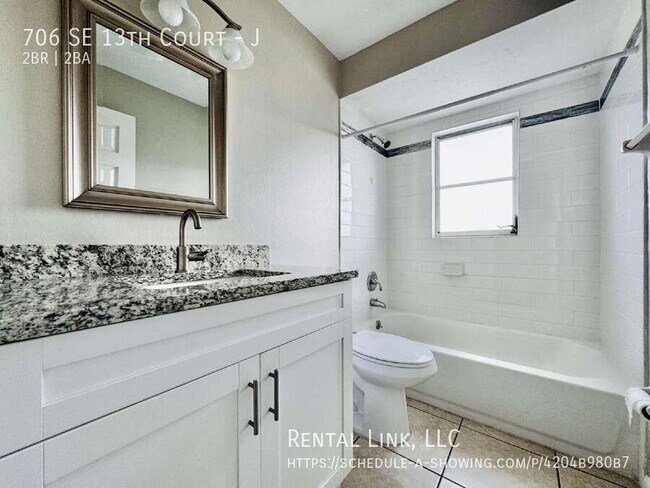 Building Photo - 706 SE 13th Ct