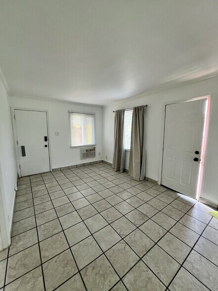 Living room - 218 N Florence St