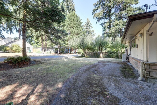 Building Photo - Beautifully Refinished 4BR 2BA Home on Lar...