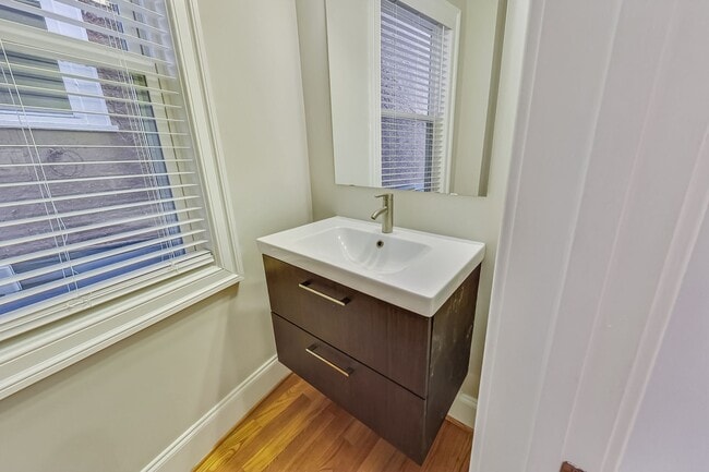 Building Photo - Beautiful TH - 4 bedroom + 3.5 BA - 7 mo -...