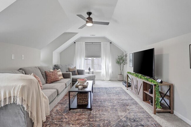 Building Photo - 3 bedroom 2.5 bath with bonus room in Lega...