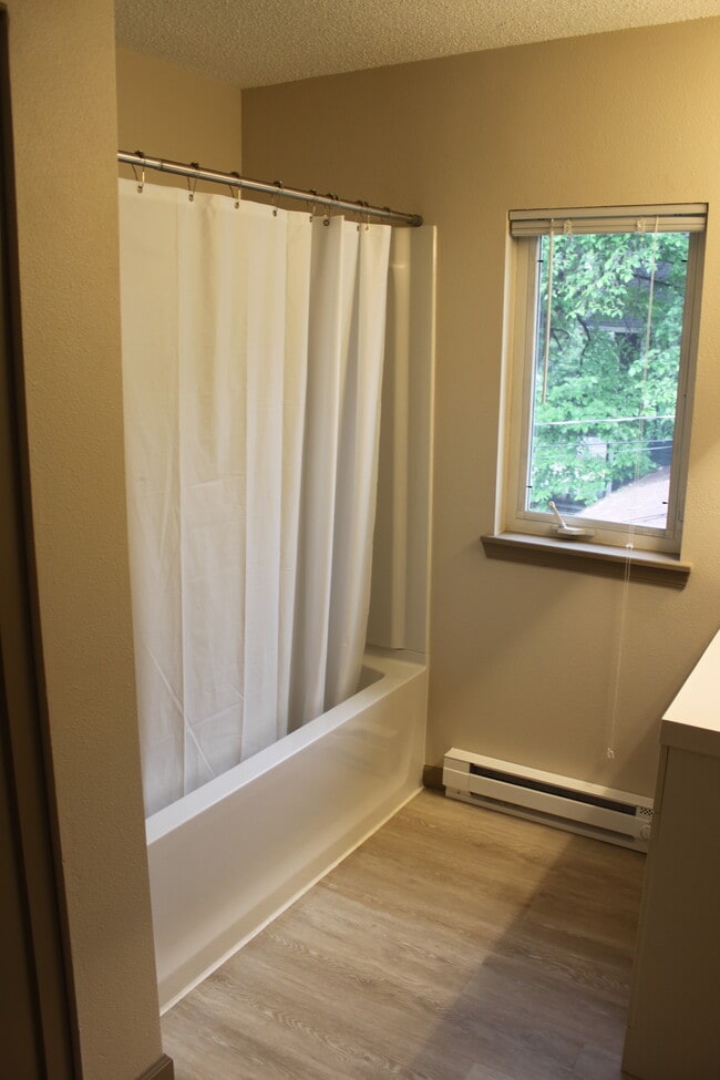 Bathrm Shower/Tub - 1109 5th Ave S