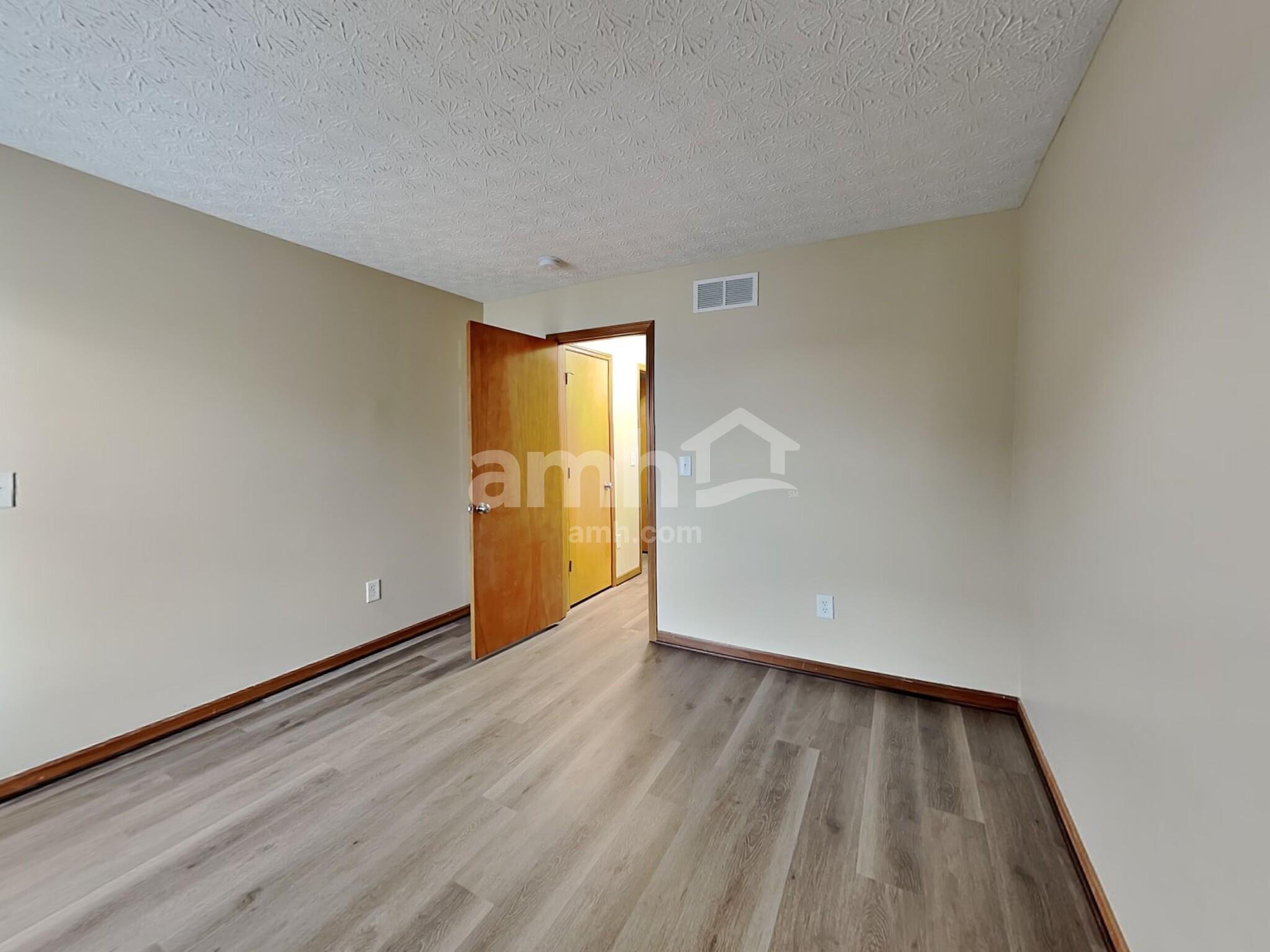 Building Photo - 555 Allis Pl E
