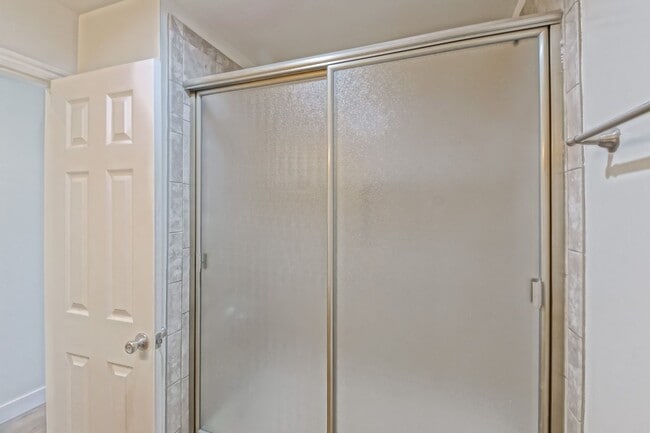 Building Photo - Recently Updated, Top-Floor 2BR2BA Condo in Apple Tree Community w/ Pool, Overlooking Greenbelt/H...