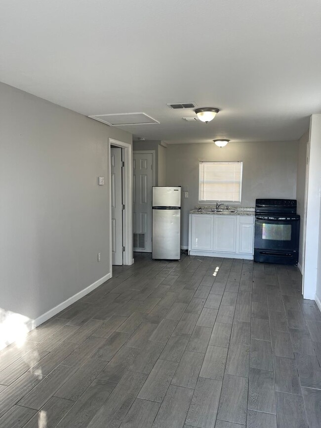 Building Photo - All bills included! Sec 8 Approved