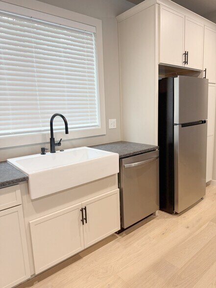 Gourmet Kitchen - 100 Textile Ct