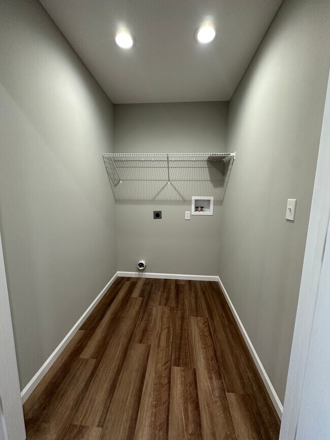 Building Photo - 1121-MF4-E