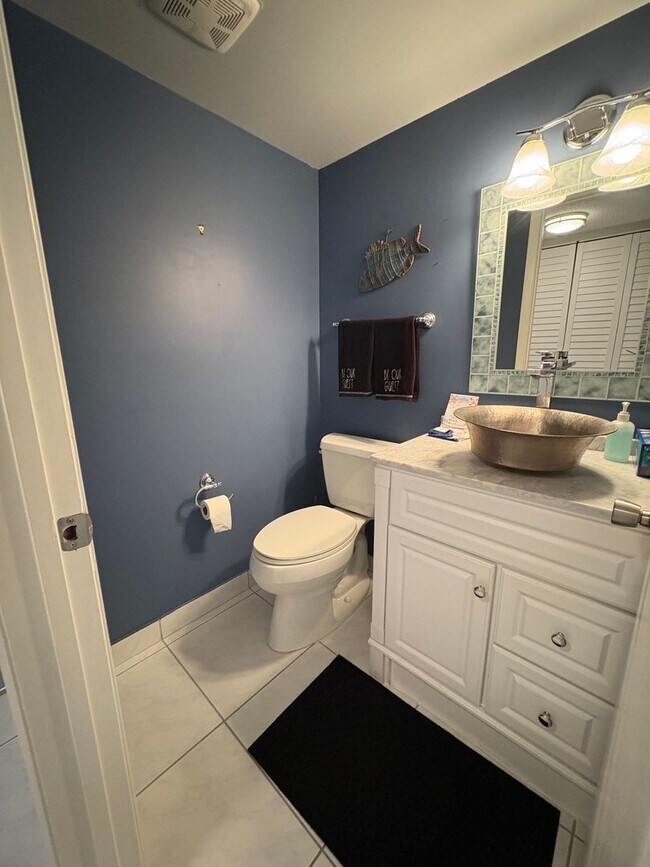 Building Photo - (55+) 1/1.5 WATERFRONT in Circle Bay Yacht Club