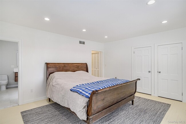 Building Photo - 159 Old Quaker Hill Rd