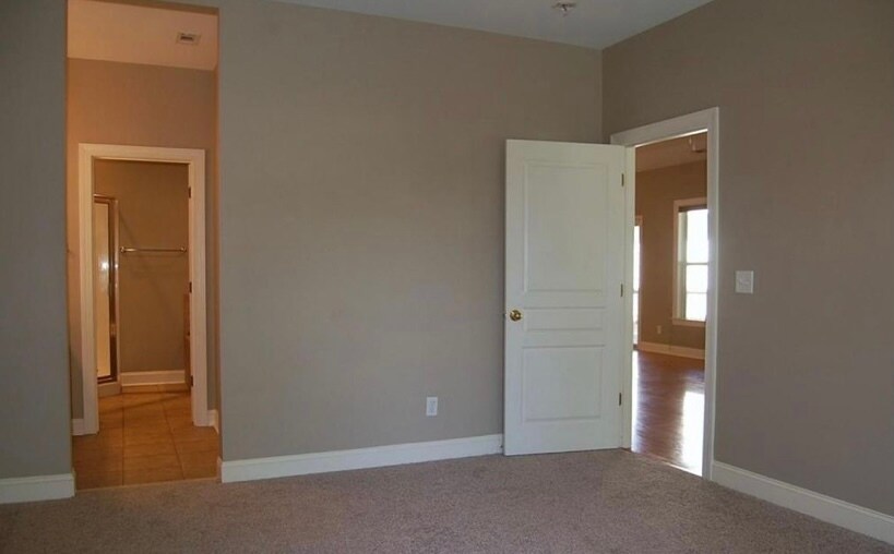 Building Photo - 8 Lagaree Ct