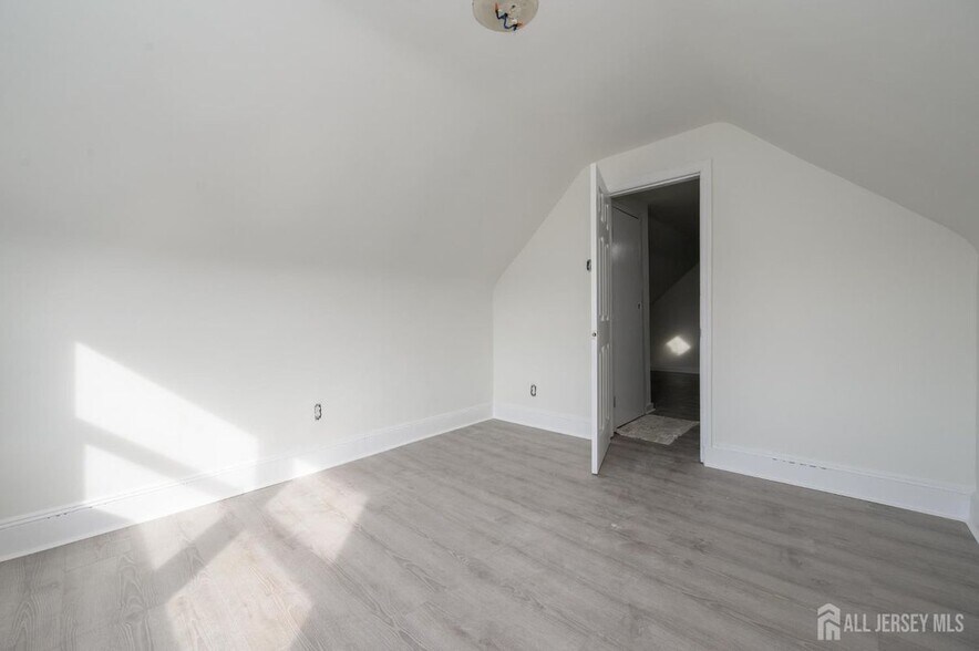Building Photo - 377 Delavan St