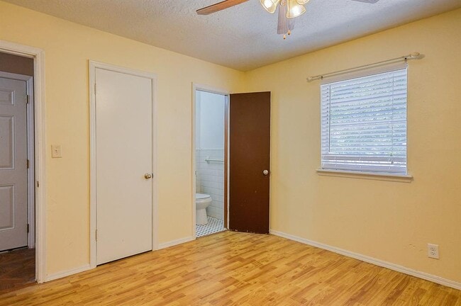 Building Photo - 1926 Cherokee Ln